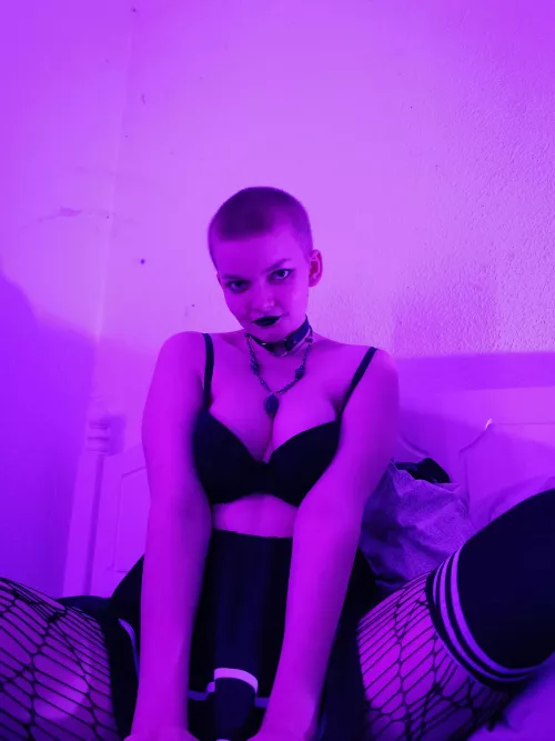 would you dominate or submit to me?🖤💦