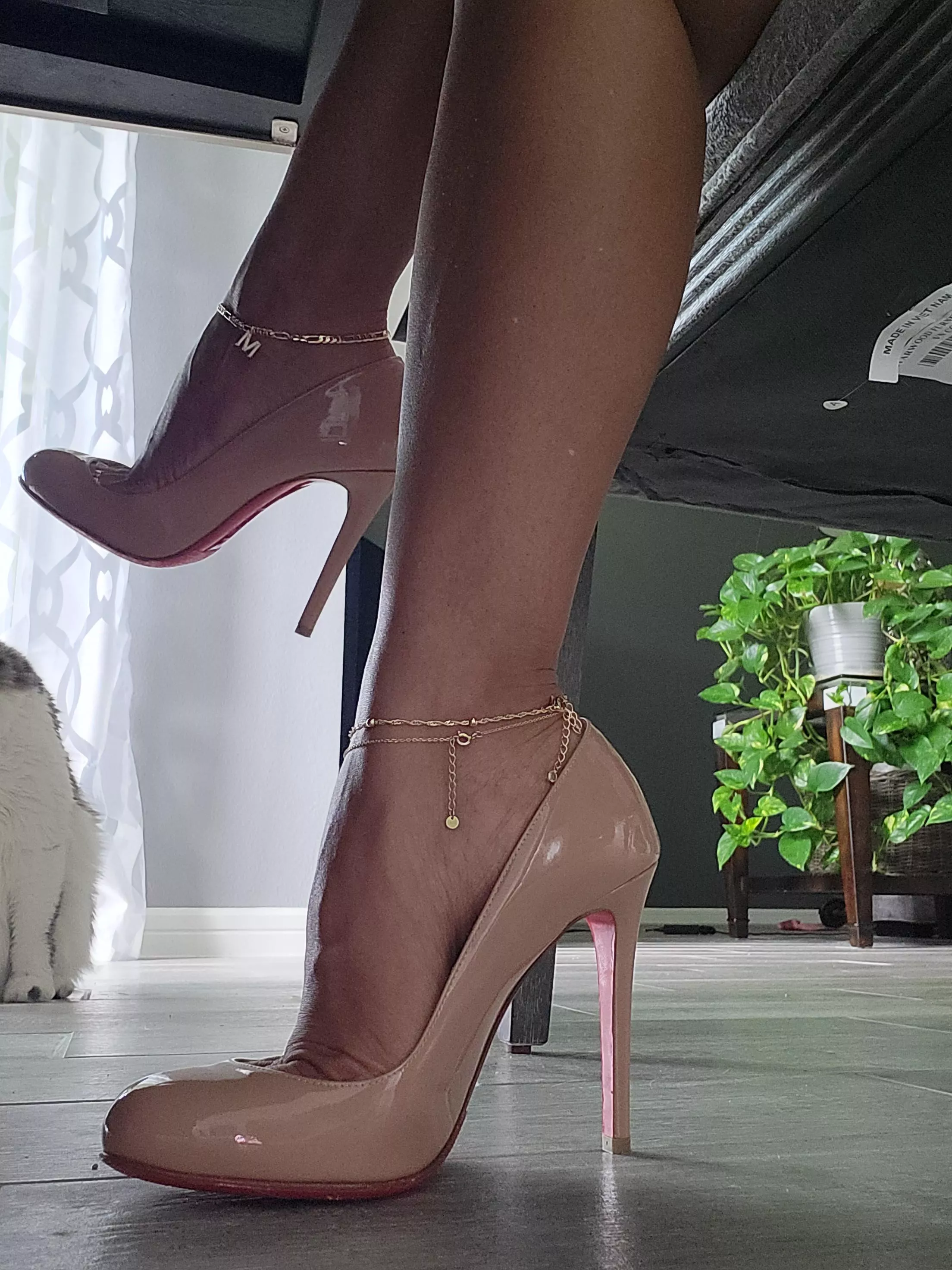 Would you find yourself dropping things just to peek 😘💋 Would you find yourself dropping things just to peek 😘💋