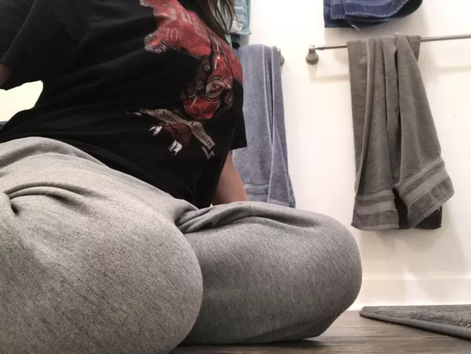 Would you game with your head resting against my femboy thighs?