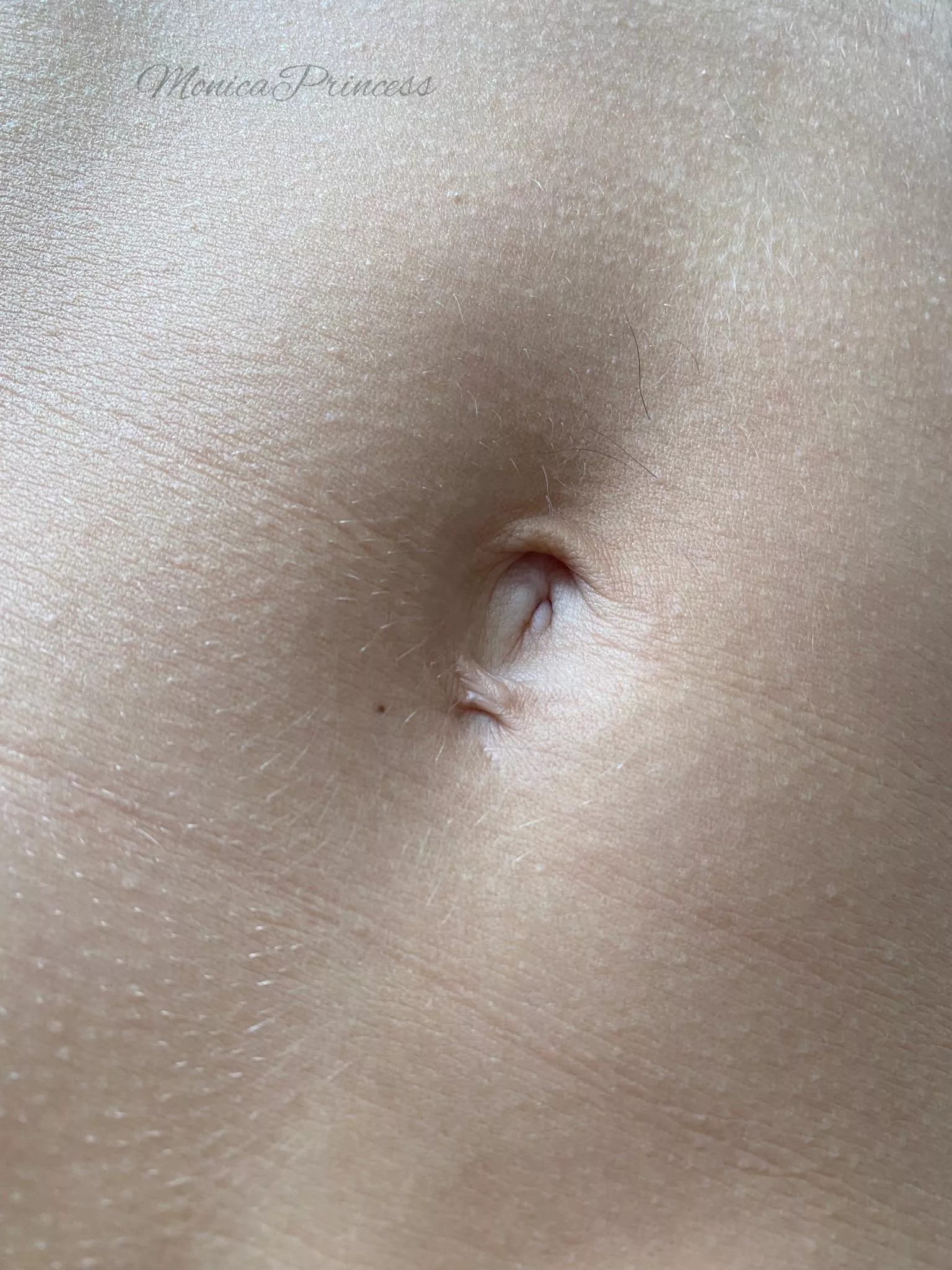 Would you kiss my bellybutton?💋