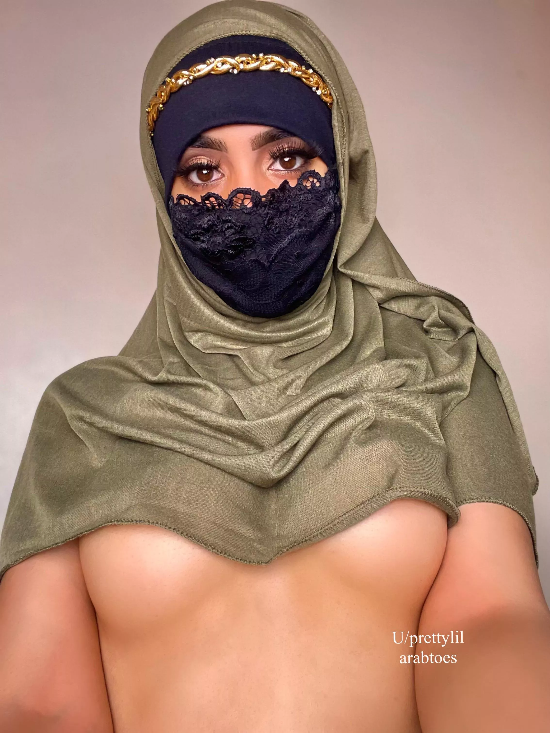 Would you let a Muslim girl suck your boner?😈🧕🏾