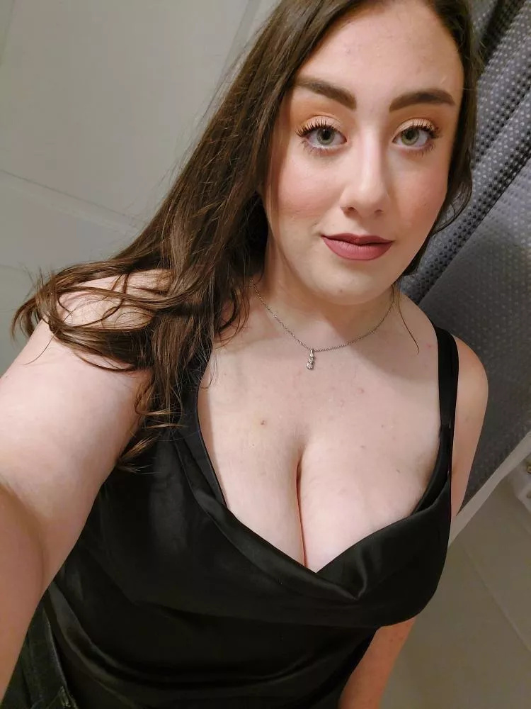 Would you like to cum on my pussy daddy ? Would you like to cum on my pussy daddy ?