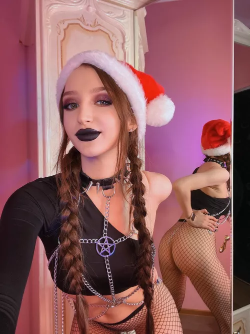 Would you like to find me under your Christmas tree this year? ☃️🖤🎁