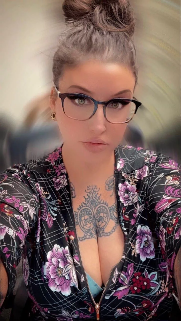 Would you like to spend time with a hot secretary? Join and cum with me 😈