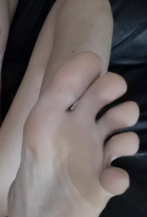 Would you massage my feet before I give you a footjob?🥵😈💦