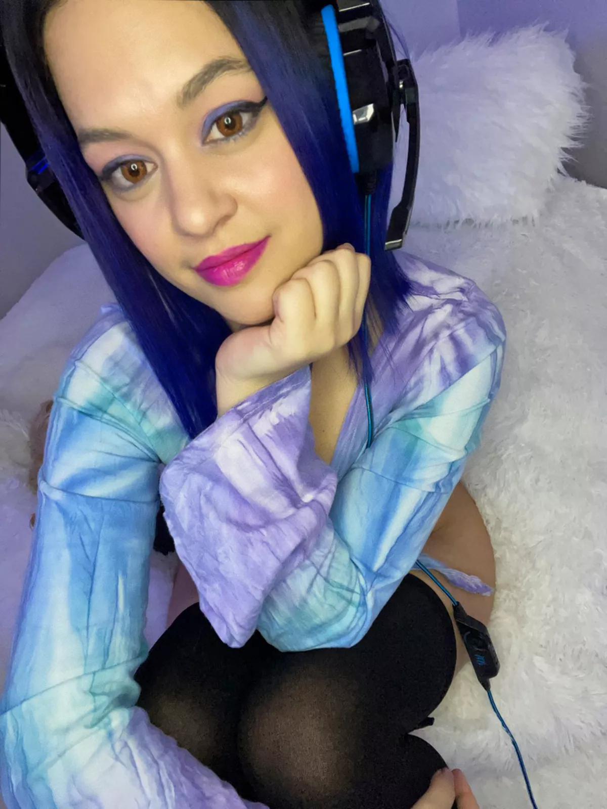 Would you play with me while I stream ? I need some under desk support!