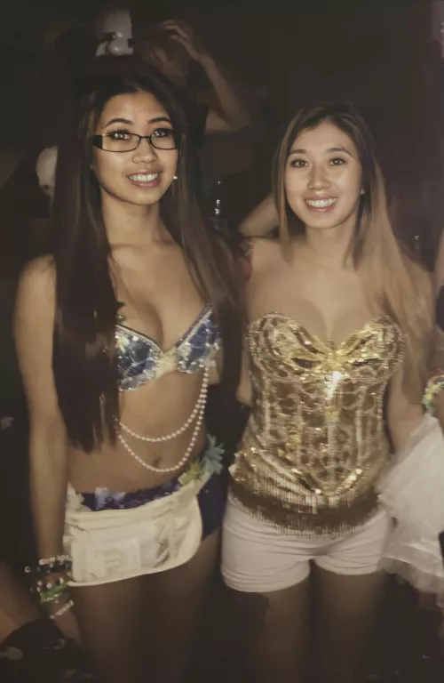 Would you rave with two Asian sisters?🥴