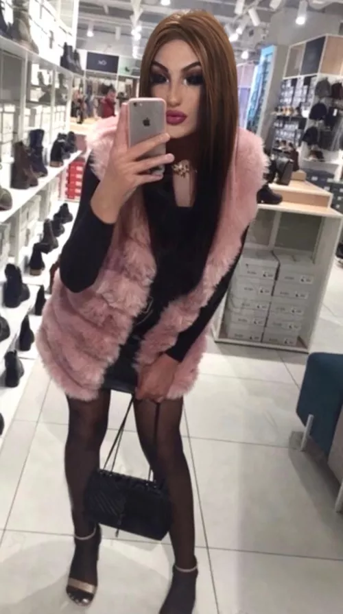 Would you take me to the fitting room? π³