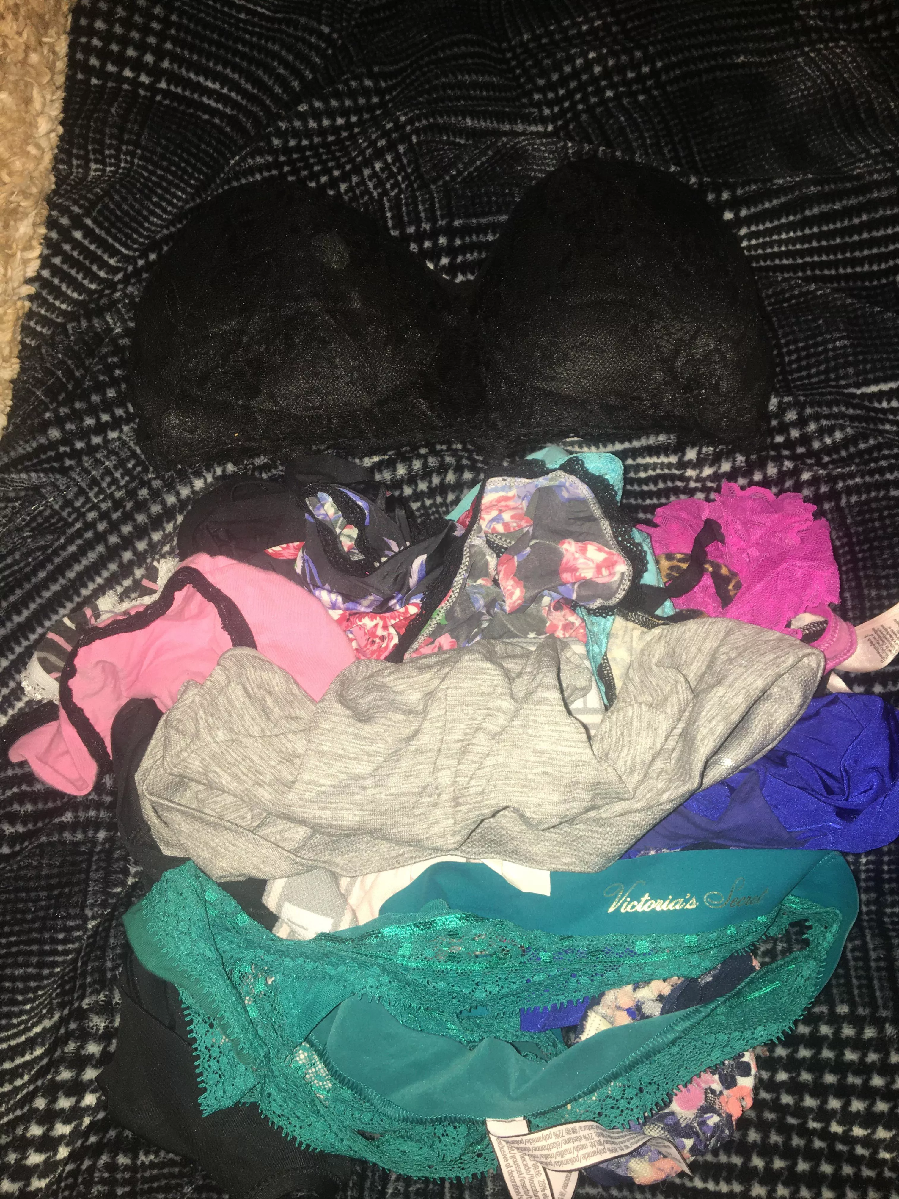 Would you trust me with your suitcase of clothes. Or looking after your house while your away😏😈