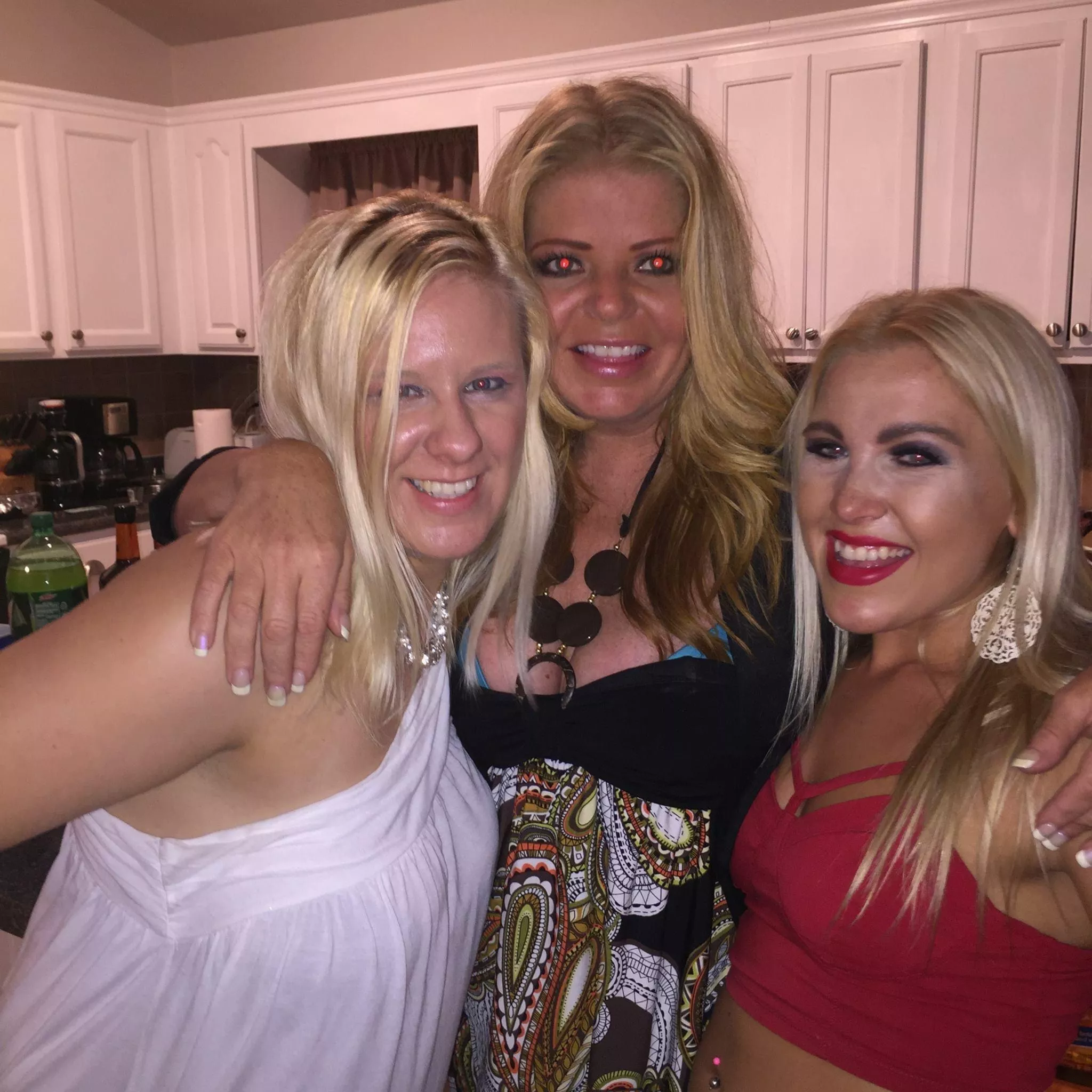 Wouldn’t mind being in the middle and trading places with the mom 😍