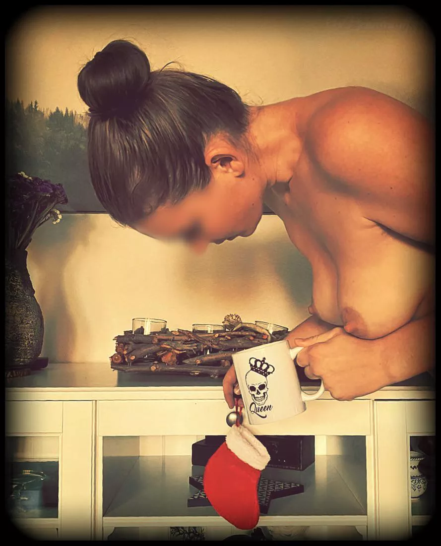 Xmas is near, time to decorate, but only with hot energetic wetness…😈🎄☕️💋