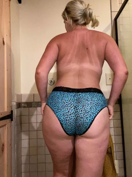 Yβall like milf booty? Yβall like milf booty?