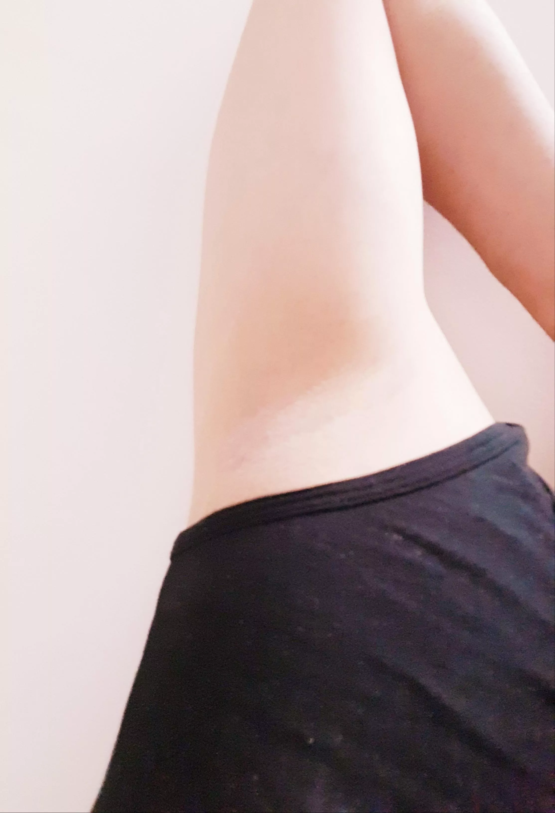 Yes I know all you daddies wanna rub your cock between my soft girly armpits 😘♥️