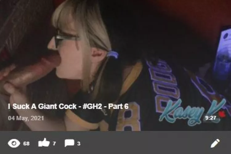 Yes she is wearing an Aaron Rodgers jersey.