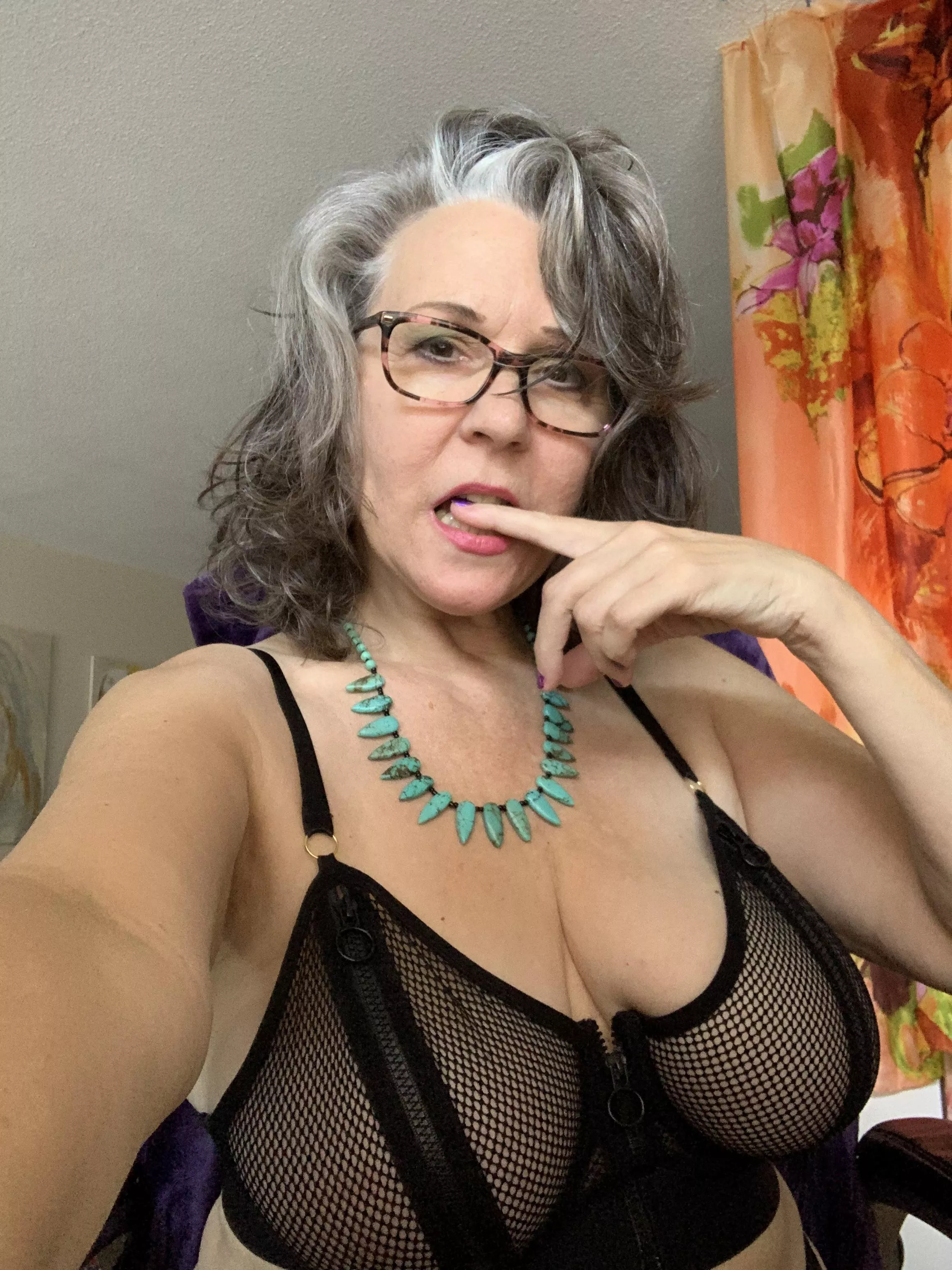 Sexy latina gilf