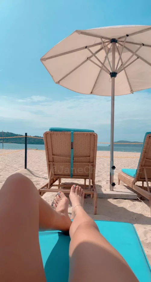 You can suck on my toes while I sunbathe 🤪 👙Snapchat @JaneChevrolet 💛 You can suck on my toes while I sunbathe 🤪 👙Snapchat @JaneChevrolet 💛