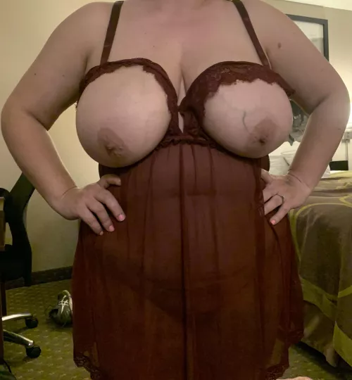 You can’t contain these 38F mom boobs.