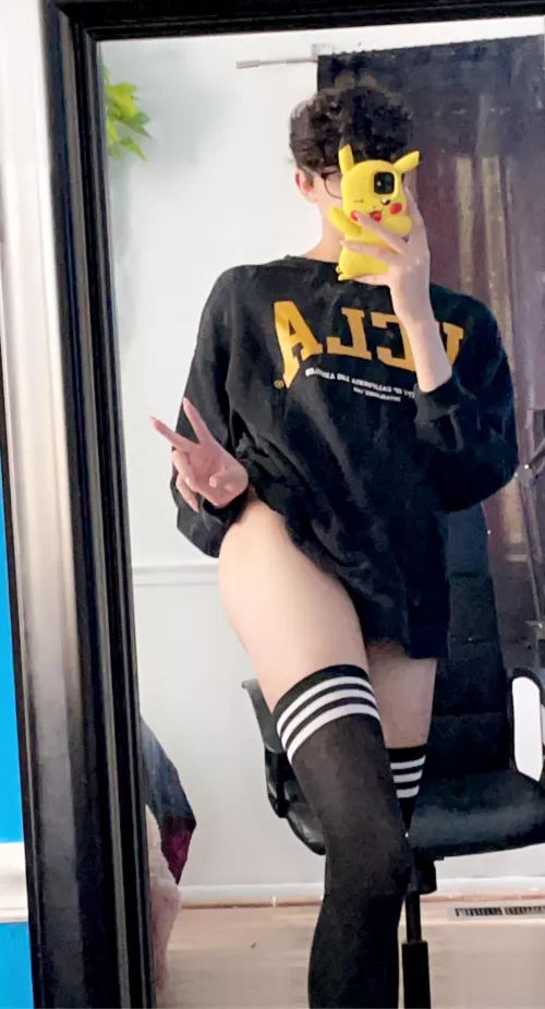 You get back scratches I get thigh kisses? You get back scratches I get thigh kisses?