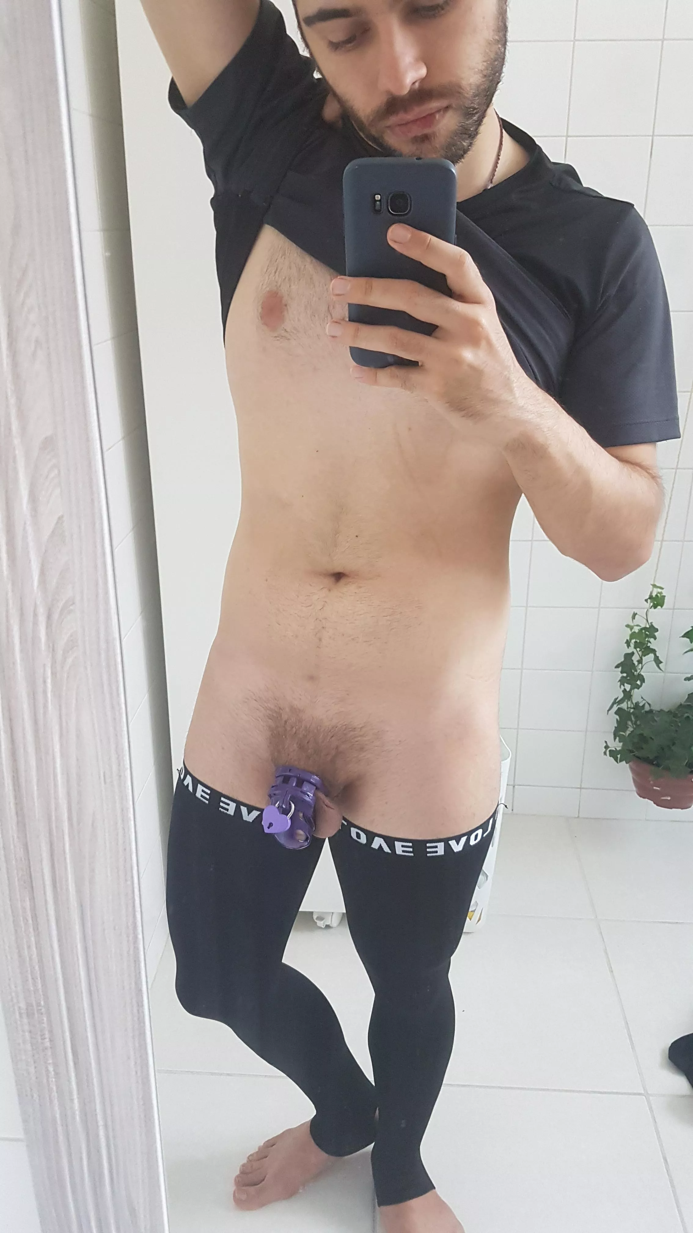 You going to the gym for your daily lift and finds a guy taking selfies like this in the changing room. What do you do? You going to the gym for your daily lift and finds a guy taking selfies like this in the changing room. What do you do?