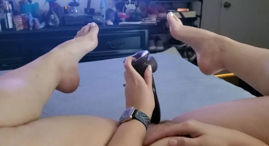 You kiss my feet, I'll stuff my pussy 😌