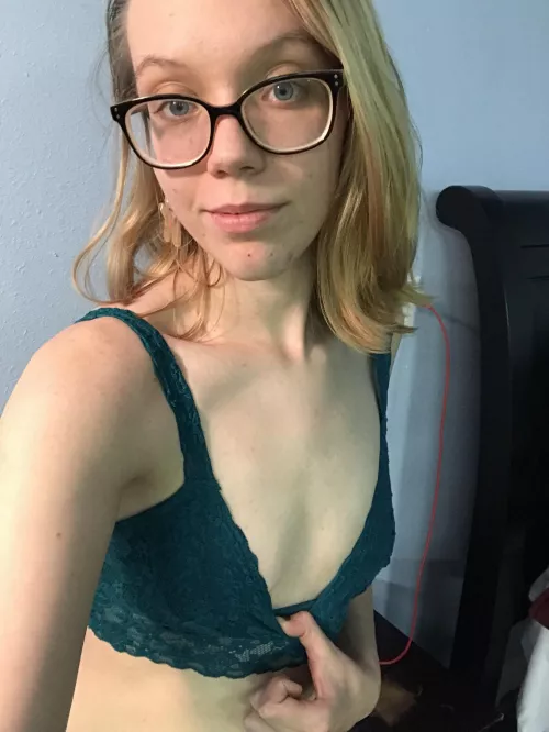 You like girls with bad eyesight? My prescription is -5.0 baby 😘