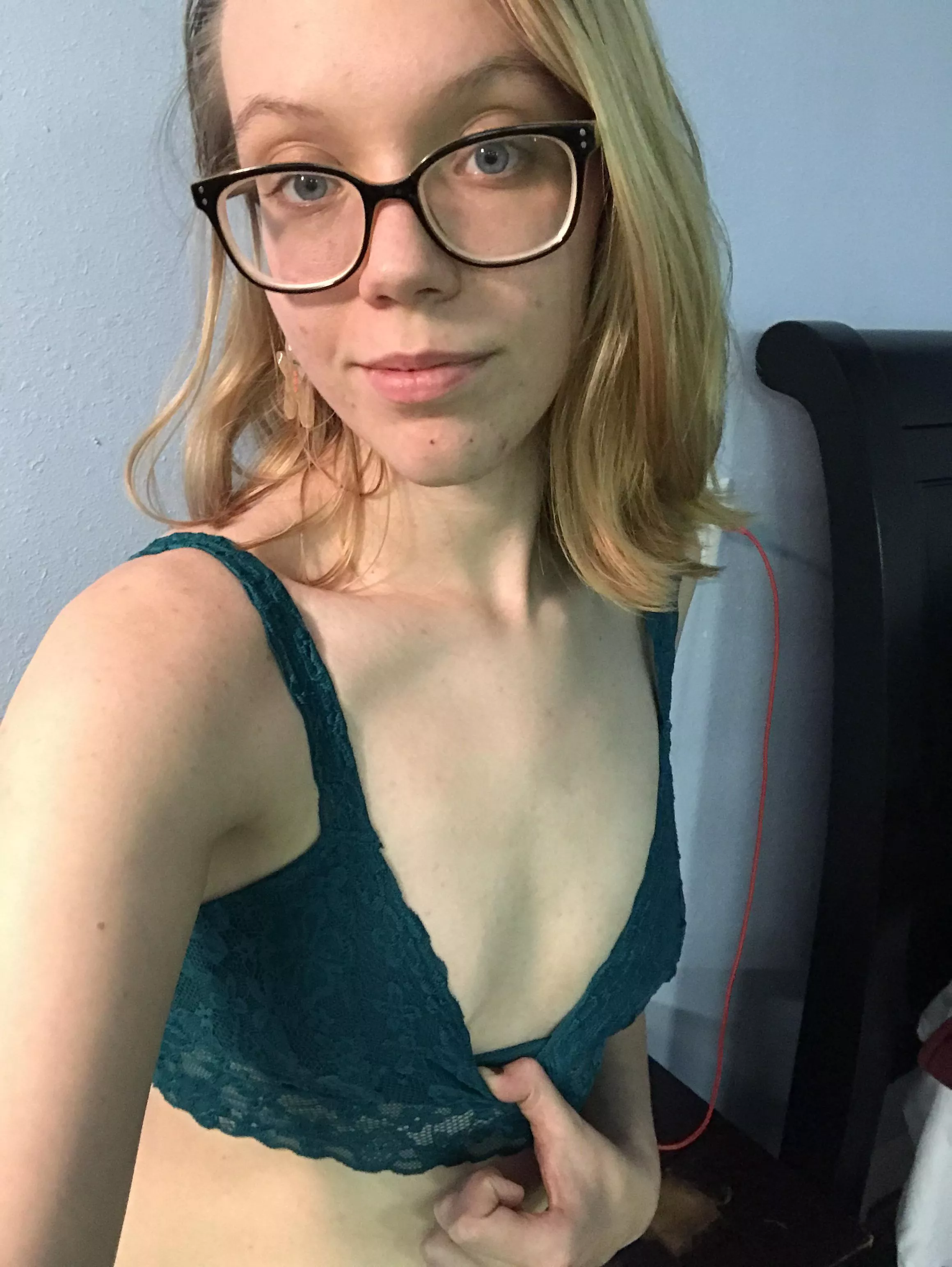 You like girls with bad eyesight? My prescription is -5.0 baby 😘