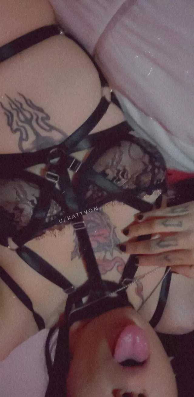 You like my tongue? want a Tattoo Girl for Valentines, I'm giving discounts in GFE, Joi and Cock rates [Selling] PIC VID SEXTING / kik: Kattvon