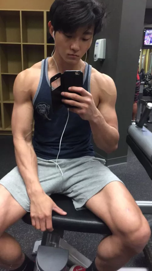 you like veiny forearms? you like veiny forearms?