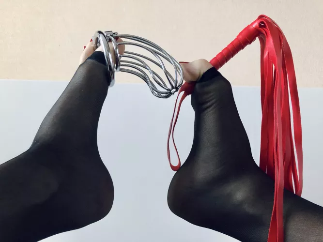 You need to be caged pathetic looser to get access to my sweet feet[domme]