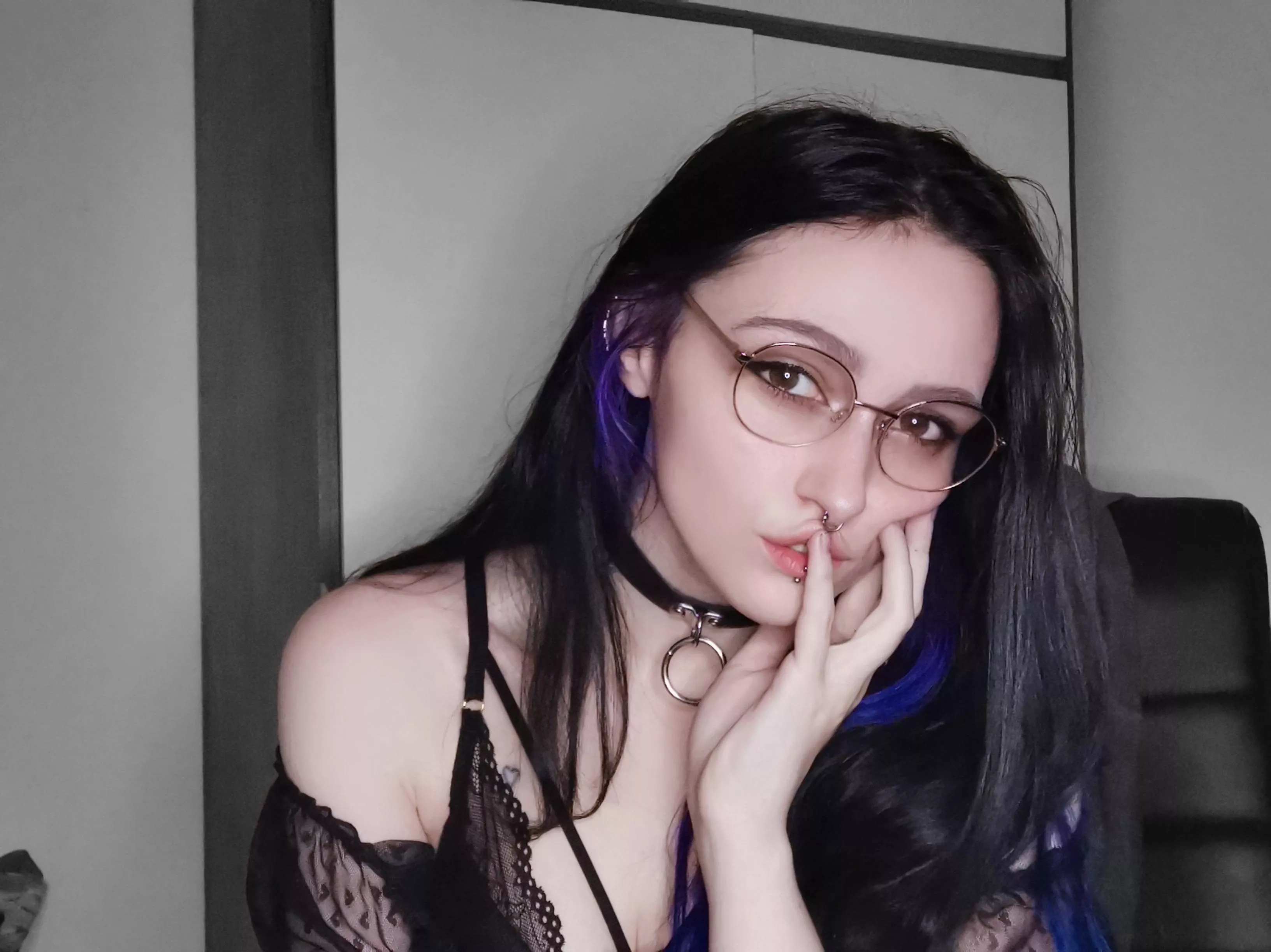 You ordered a goth gf online and I get delivered, what do you do?