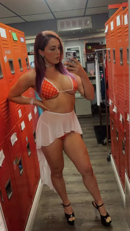 You ready to bend me over and fuck me with those heels on? You ready to bend me over and fuck me with those heels on?