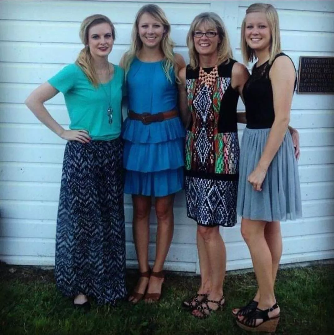 You taking the sexy milf mom or one of her 3 daughters? 😋🥵