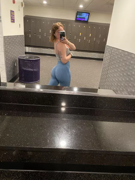 you wanna see how big it looks under the leggings? 👀 you wanna see how big it looks under the leggings? 👀