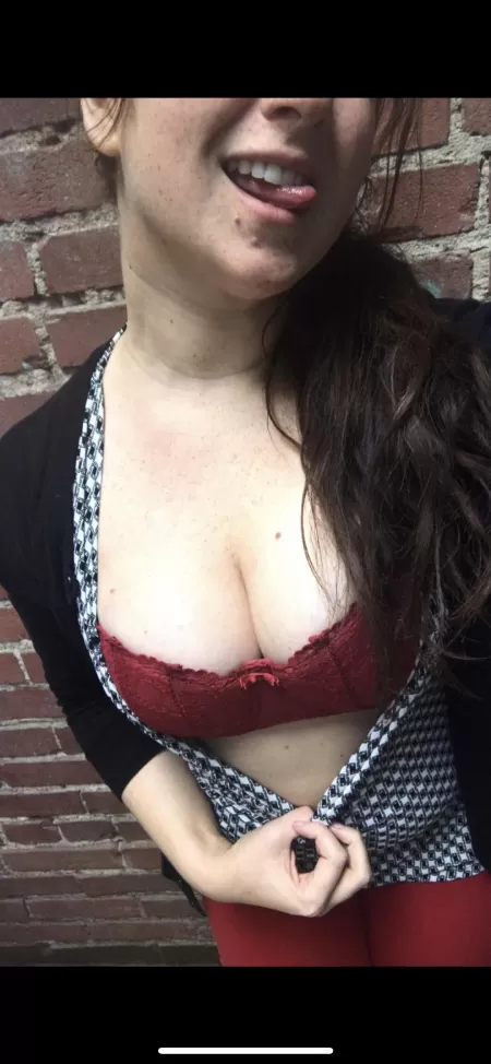 Young, hourglass figure, red hair and freckles. Tell me what you want and I’ll make your dreams come true 😉💋 Young, hourglass figure, red hair and freckles. Tell me what you want and I’ll make your dreams come true 😉💋