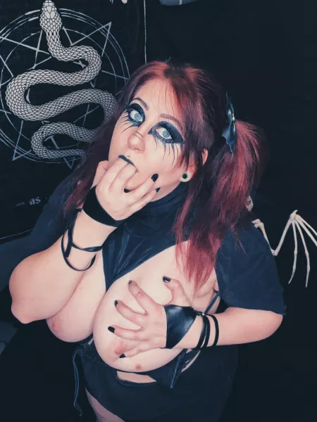 Your favorite big titty goth is online all day! Come make my makeup run! ?Link in comments