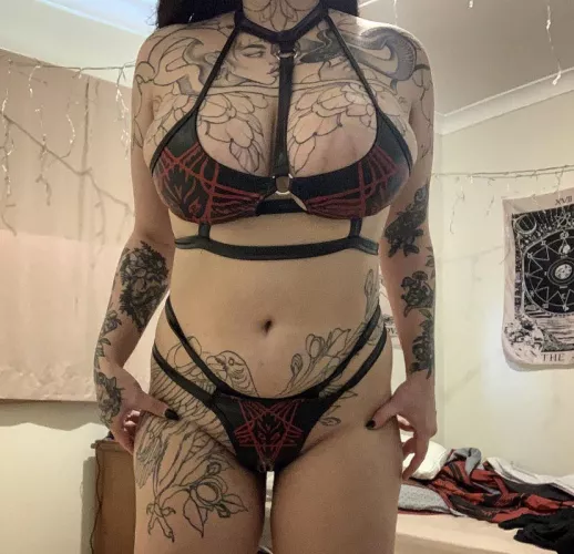 Your goth doll ready to for you to mind fuck and upgrade 🥰