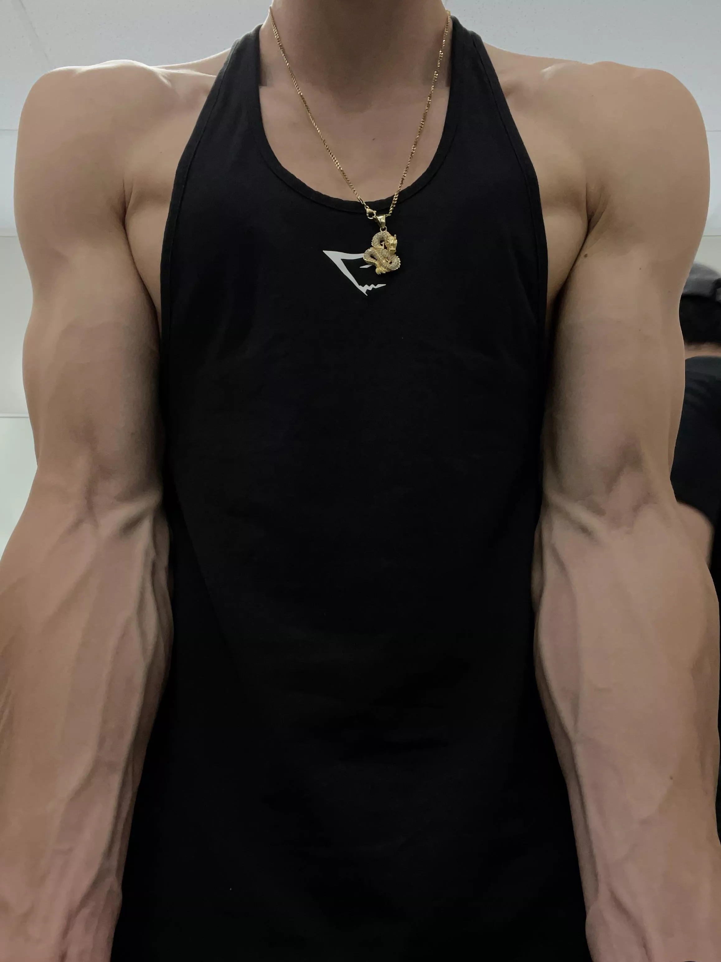 Your new choker is here ?