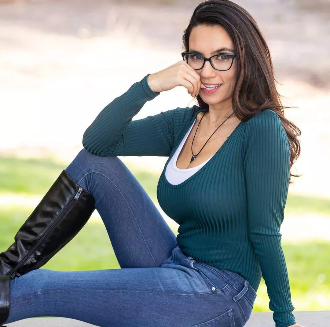 Youtuber Trisha Hershberger. Such a busty MILF Youtuber Trisha Hershberger. Such a busty MILF