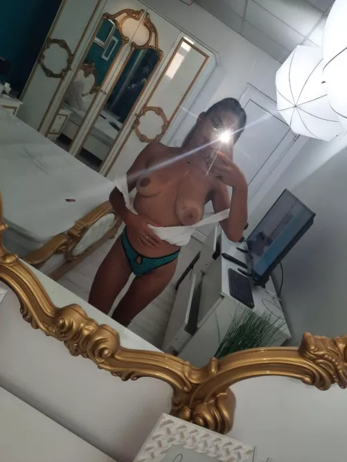 Zulema's Sunday mirror selfie