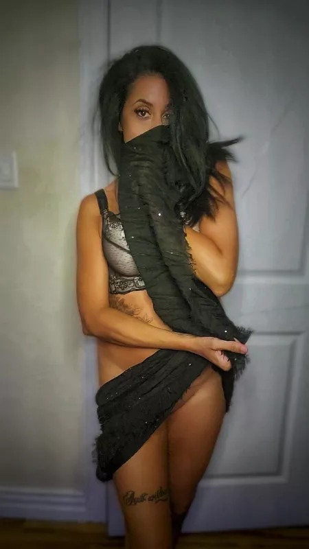 نص مصرية والنص التاني سعودي 😊